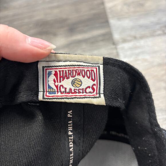 Mitchell & Ness NBA Hardwood Classics Black Cleveland Cavaliers Snapback Cap - Picture 6 of 8